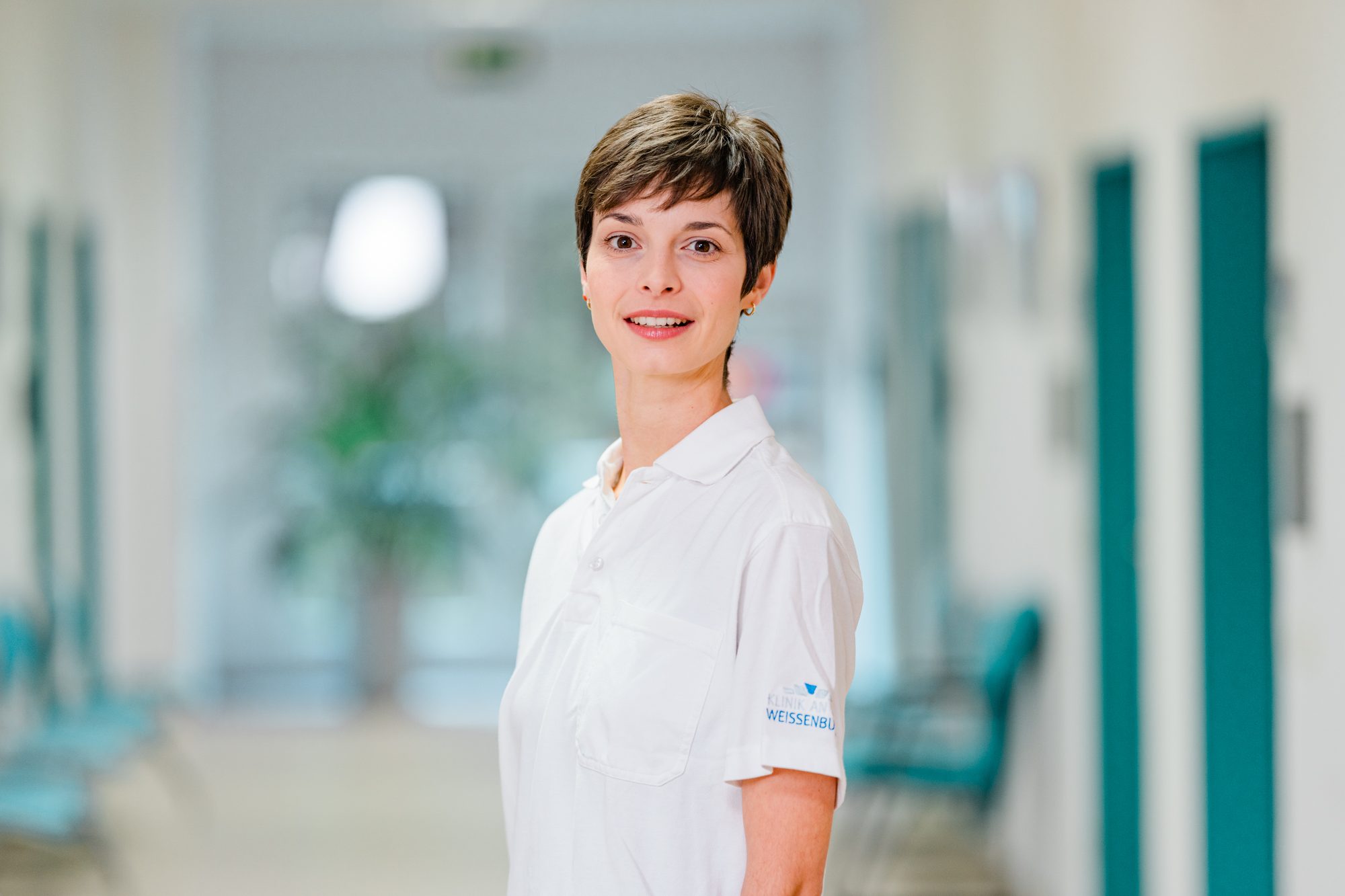 Klinik-Flur mit natürlichem Licht — authentische Klinikfotografie